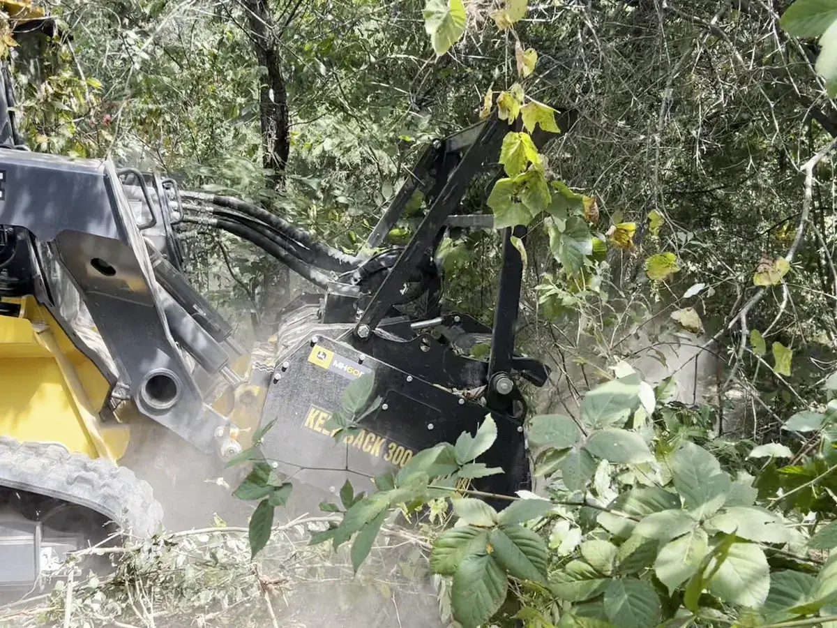 Mulching head working under overhanging brush